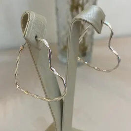 ARGOLA PRATA CORAÇÃO TORCIDO