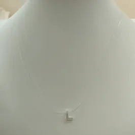 COLAR FIO DE NYLON INICIAL L MADREPÉROLA