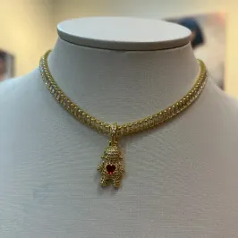 PINGENTE MENINA CRAVEJADA LUXO COM CORAÇÃO PINK