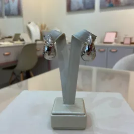 BRINCO AÇO GOTA DETALHES QUADRADOS