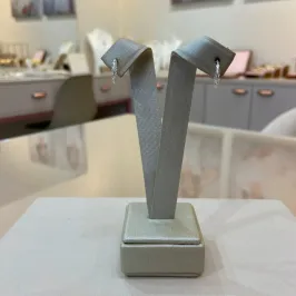 BRINCO PRATA MEIA ARGOLA ARABESCO CORAÇÕES