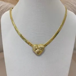 CHOKER FITA 5MM COM  PINGENTE CORAÇÃO ENTRELAÇADO
