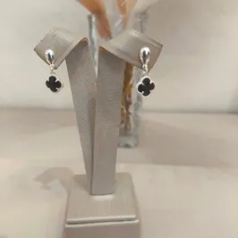 BRINCO PRATA TREVO VAN CLEEF PRETO