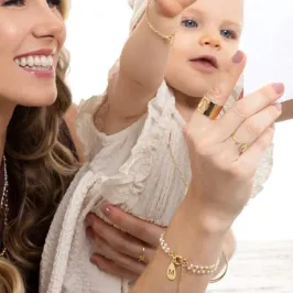 PULSEIRA COM PÉROLAS, INICIAL E FECHO BOIA