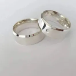 ALIANÇA PRATA LISA COM ZIRCÔNIA