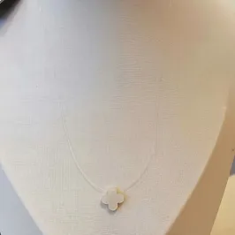 COLAR FIO DE NYLON TREVO VAN CLEEF MADREPÉROLA