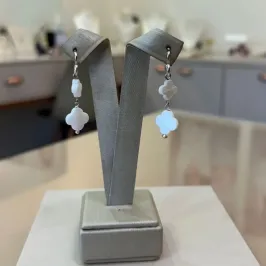 ARGOLA CORAÇÃO PRATA 2 TREVOS MADREPÉROLA