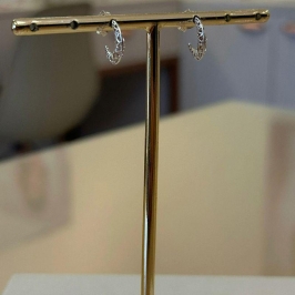 BRINCO PRATA MEIA ARGOLA ESTRELAS VAZADA