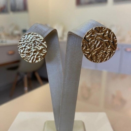 BRINCO BOTÃO MARTELADO RETO