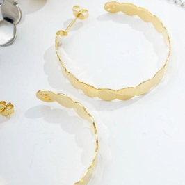 BRINCO ARGOLA ESFERAS DOURADA COM INICIAL