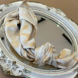 LENÇO ESTAMPADO OFF E BEGE 70X70CM