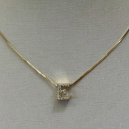 PINGENTE INICIAL CRAVEJADA LETRA E