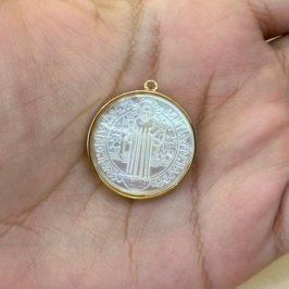 PINGENTE SÃO BENTO MADREPÉROLA