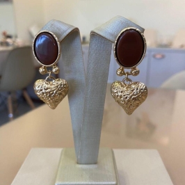 BRINCO OVAL MARROM E CORAÇÃO