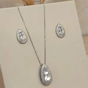 CONJUNTO GOTA ALONGADA ZIRCÔNIA CRISTAL