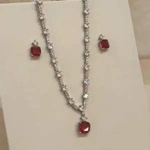 CONJUNTO ZIRCÔNIA CRISTAL E PEDRA VERMELHA