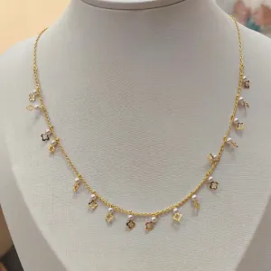 CHOKER PÉROLAS COM MINI  TREVOS
