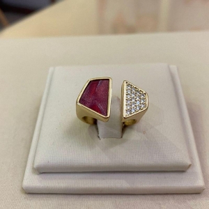 ANEL REGULÁVEL CRAVEJADO E VERMELHO