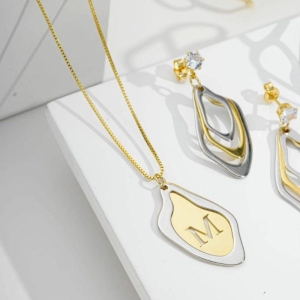 COLAR FORMAS ORGÂNICAS COM INICIAL