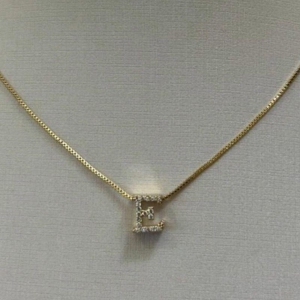 PINGENTE INICIAL CRAVEJADA LETRA E