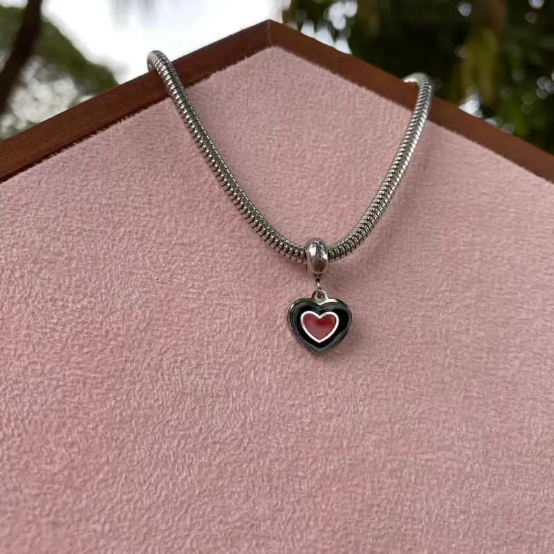 BERLOQUE AÇO CORAÇÃO PRETO E VERMELHO