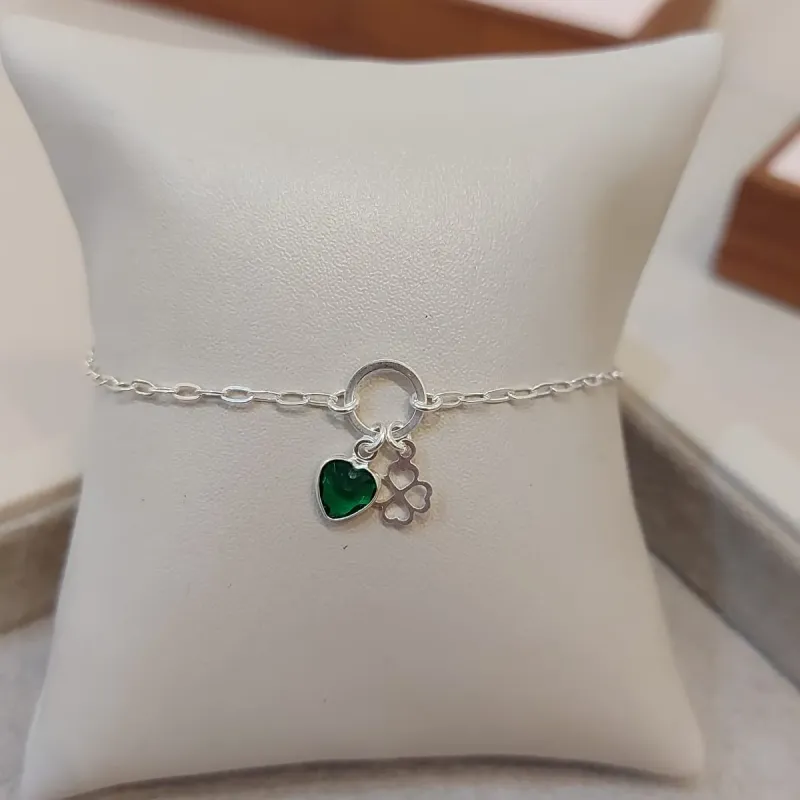 PULSEIRA PRATA ELOS C/ PINGENTE TREVO E CORAÇÃO VERDE