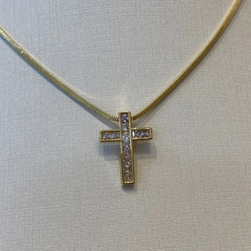 PINGENTE CRUCIFIXO ZIRCÔNIAS