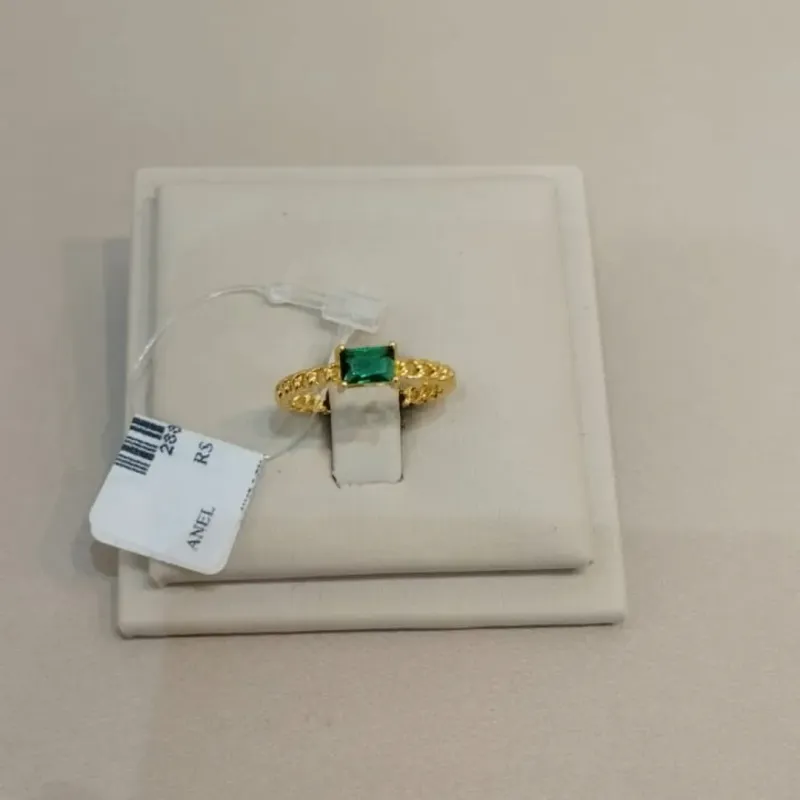 ANEL CORRENTE COM PEDRA RETANGULAR ESMERALDA