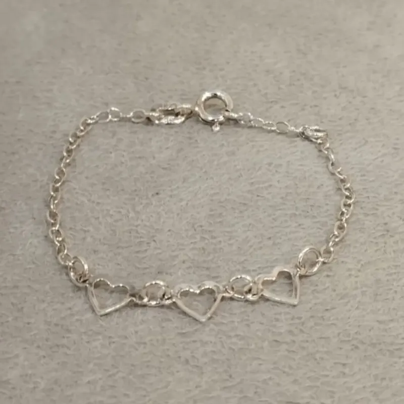 PULSEIRA PRATA INFANTIL CORAÇÕES VAZADOS