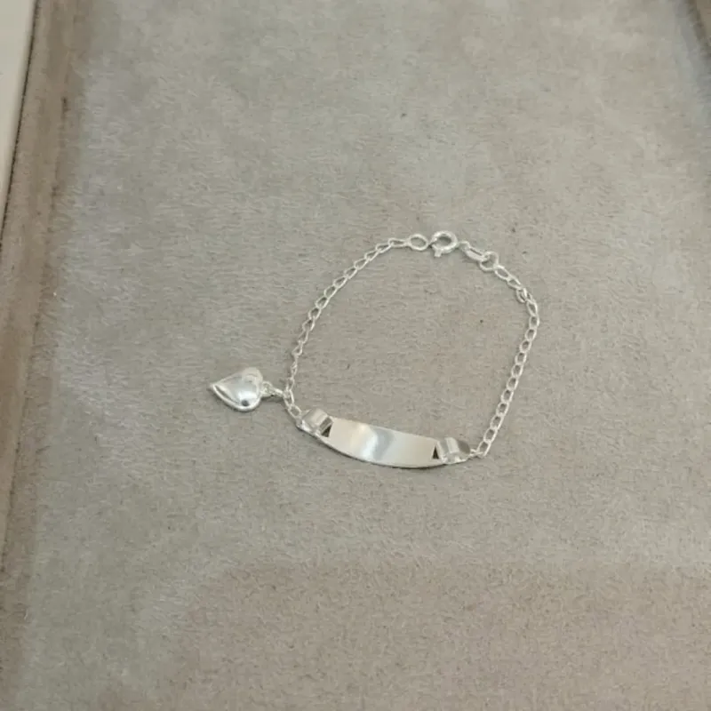 PULSEIRA PRATA PLAQUINHA E PINGENTE CORAÇÃO