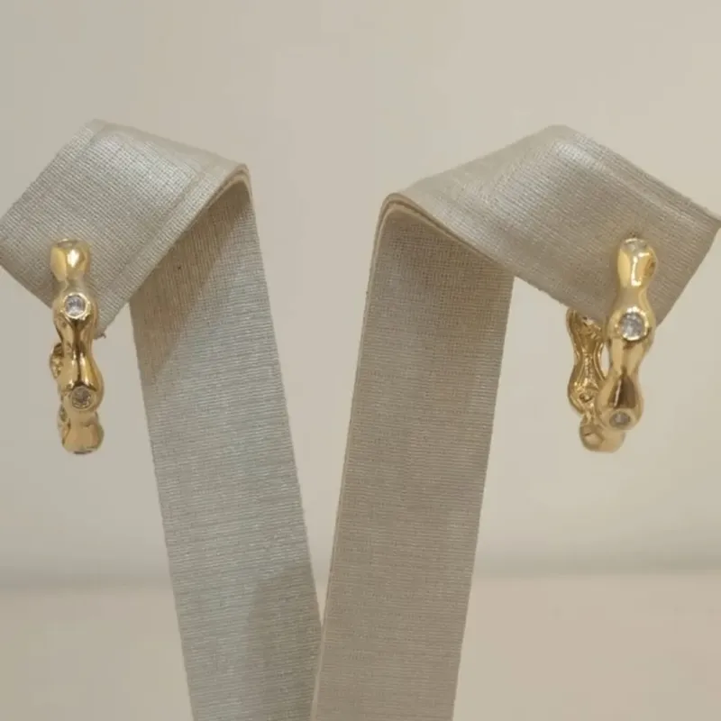 ARGOLA ONDULADA 6 ZIRCÔNIAS