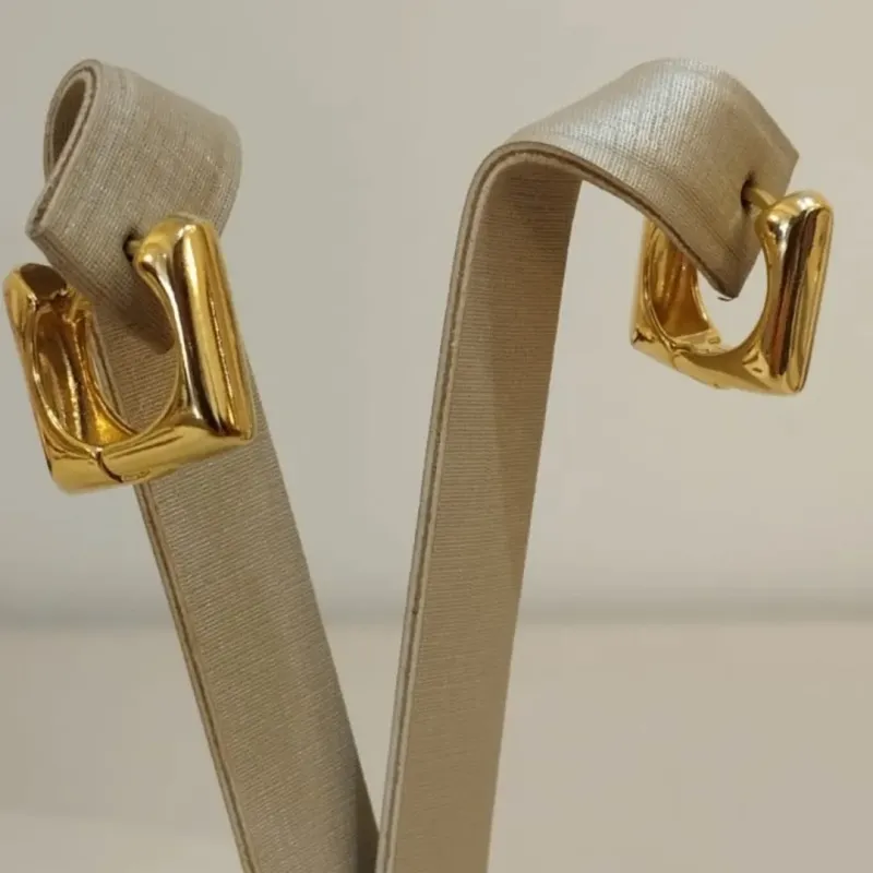 ARGOLA QUADRADA ABAULADA