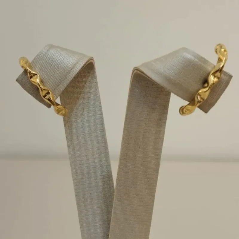 BRINCO EAR HOOK ONDULADO