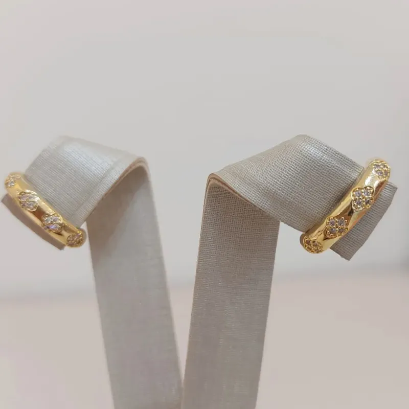 BRINCO EARHOOK DETALHE FLORES