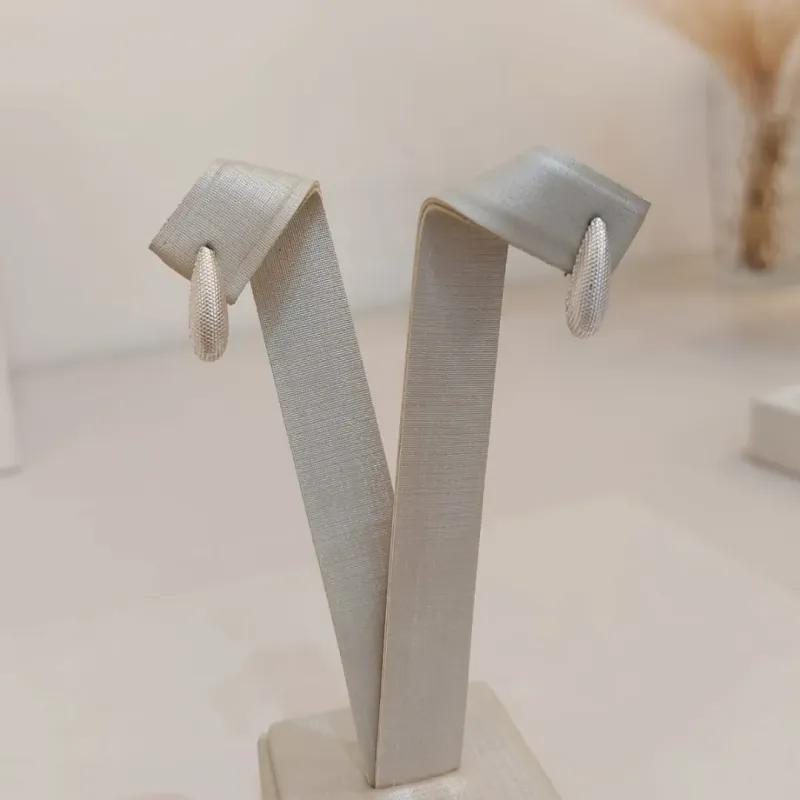 BRINCO PRATA GOTA DETALHES