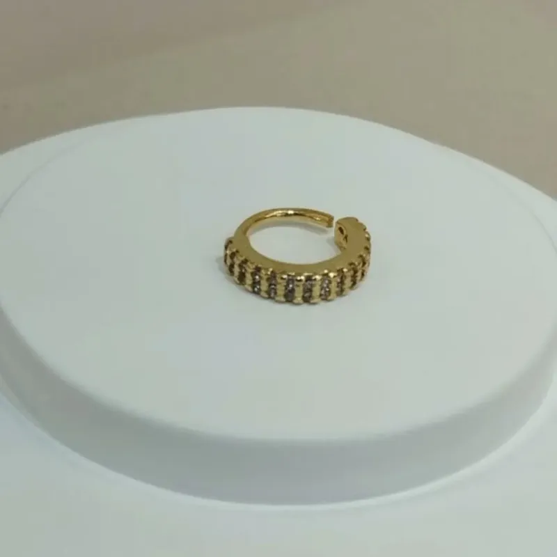 PIERCING ARGOLA CRAVEJADA DOURADA