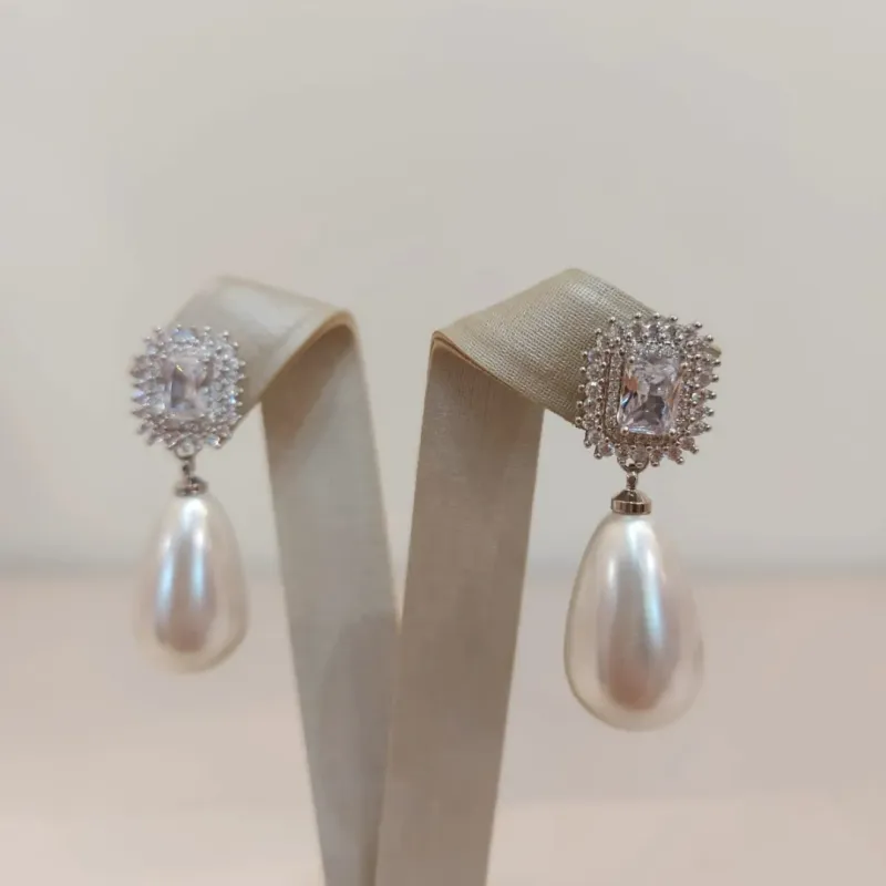 BRINCO NOIVA ZIRCÔNIA QUADRADA E PÉROLA GOTA