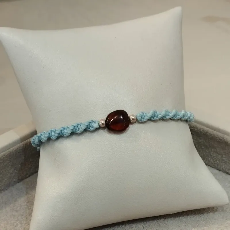 PULSEIRA MACRAMÊ C/ ÂMBAR AZUL BEBÊ