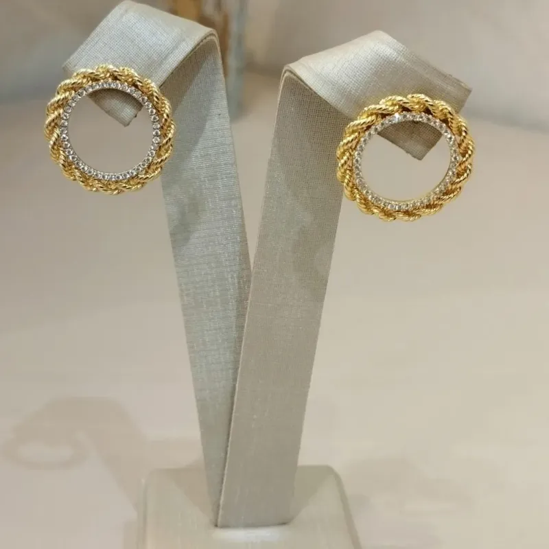 BRINCO CÍRCULO TORCIDO COM ZIRCÔNIAS