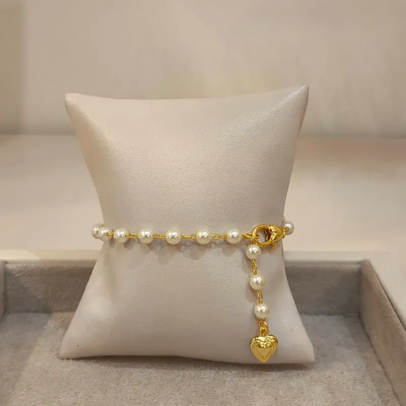 PULSEIRA PÉROLA COM CORAÇÃO NA PONTA