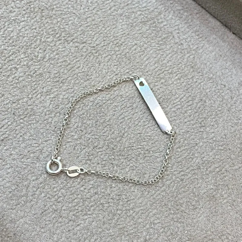 PULSEIRA PRATA INFANTIL PLAQUINHA COM CORAÇÃO VAZADO