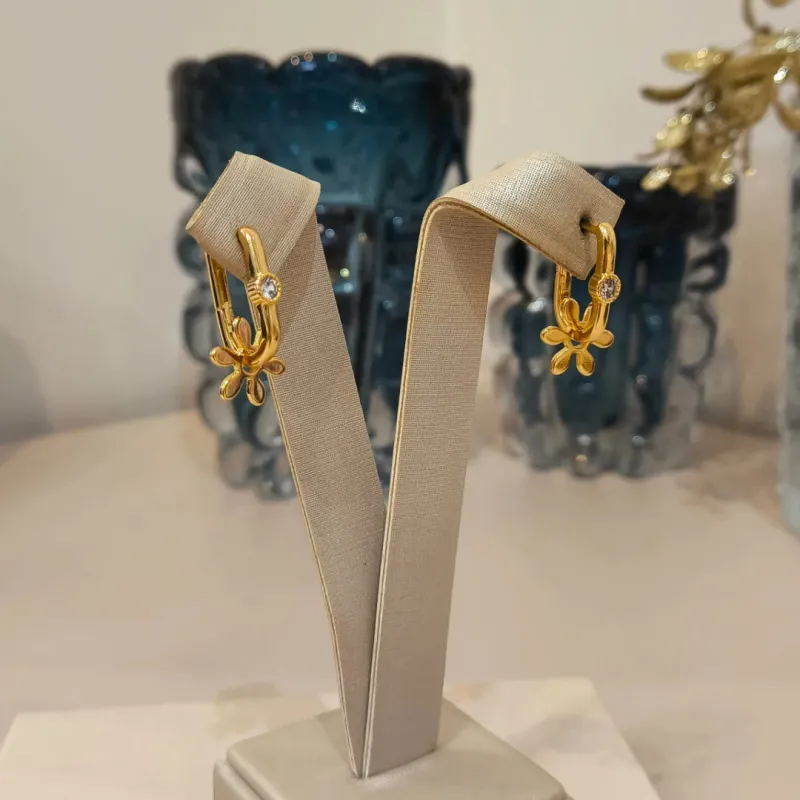 ARGOLA RETANGULAR COM ZIRCÔNIA E PINGENTE FLOR