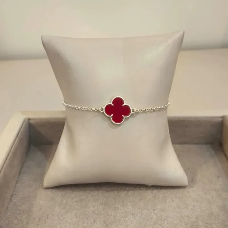 PULSEIRA PRATA VAN CLEEF TREVO VERMELHO