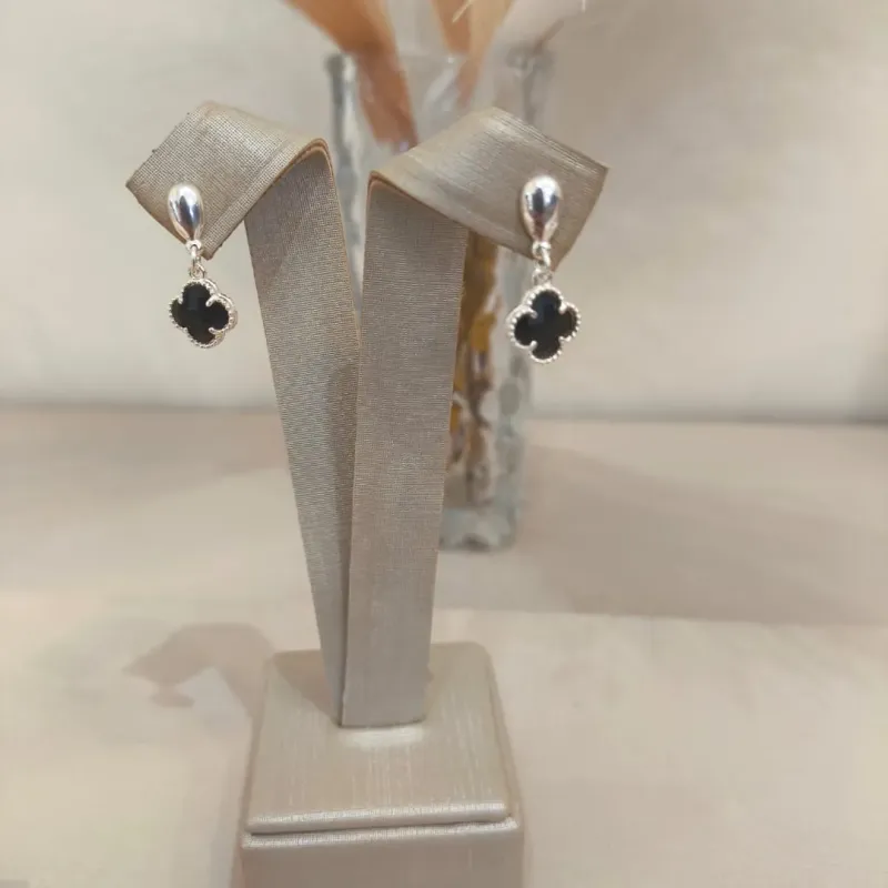BRINCO PRATA TREVO VAN CLEEF PRETO