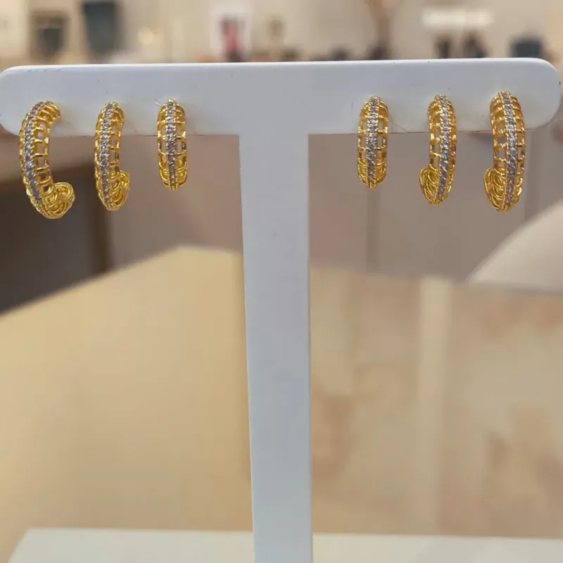 TRIO MEIA ARGOLA CRAVEJADA COM DETALHES VAZADOS