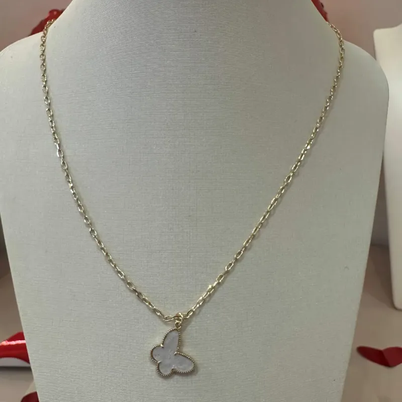 COLAR CARTIER COM PINGENTE BORBOLETA RESINA MADREPÉROLA