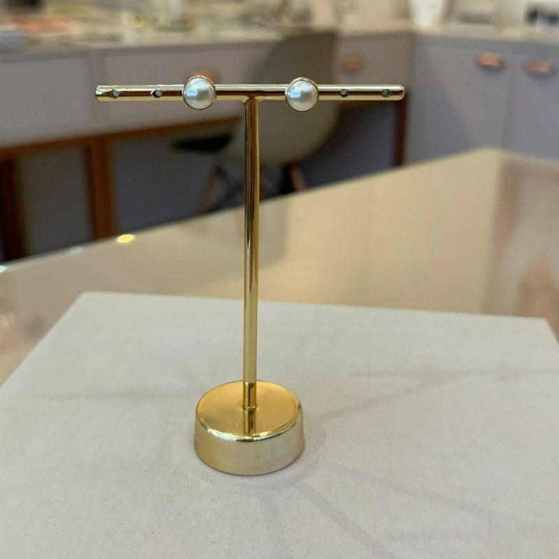 BRINCO MEIA PÉROLA CONTORNO DOURADO