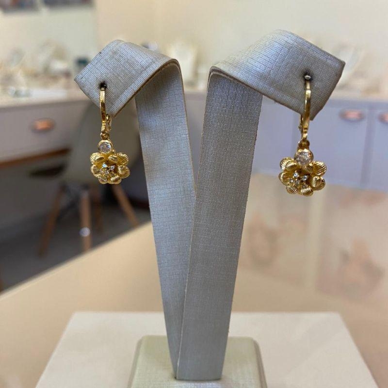 BRINCO ARGOLA FLOR E ZIRCÔNIA