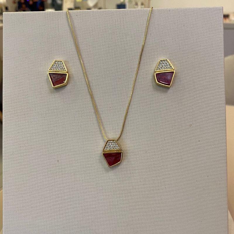 CONJUNTO CRAVEJADO E VERMELHO