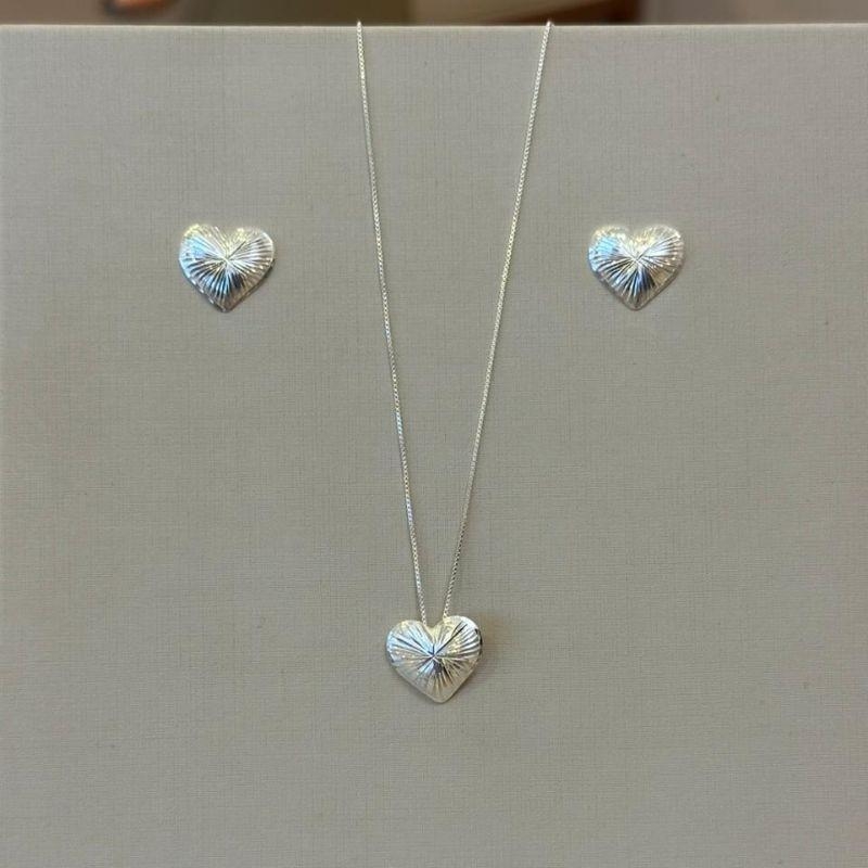 CONJUNTO PRATA CORAÇÃO RISCADO